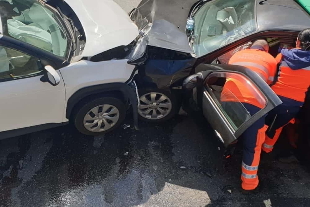 Două tinere, de 20 și 26 de ani, conduceau autoturismele implicate în accidentul de la Sinaia