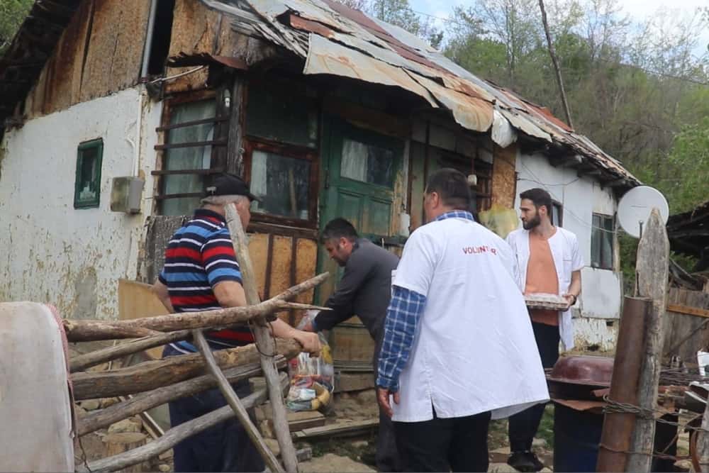 50 de familii sărmane din Prahova au sărbătorit 1 Mai datorită voluntarilor Paraclisului Catedralei Naționale