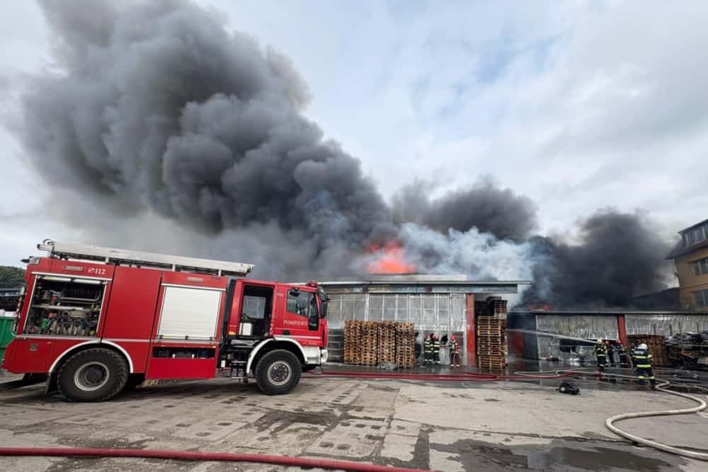 Haos în sectorul 6 al Capitalei, din cauza unui incendiu de proporții