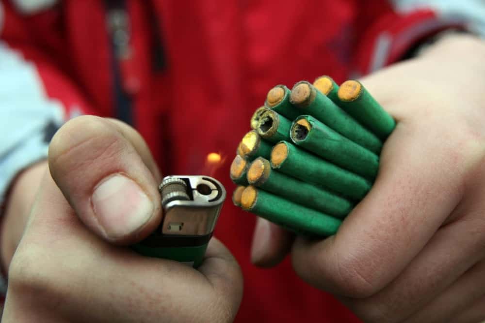 Scăpăm de petarde și artificii de Sărbători? Vor fi mai în siguranță copiii și animalele de companie?