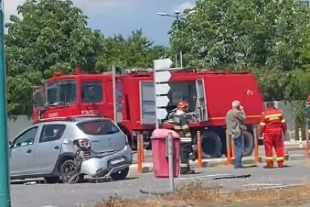 Un șofer de 79 de ani a intrat cu mașina în doi stâlpi din incinta unei benzinării, la Boldești-Scăeni