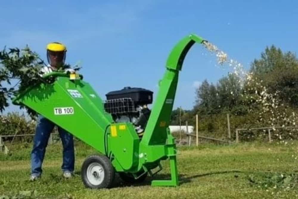 Primăria Păulești plătește sume colosale pentru tocatul frunzei, la propriu. Cui i-a încredințat primarul Sandu Tudor această ”operațiune”