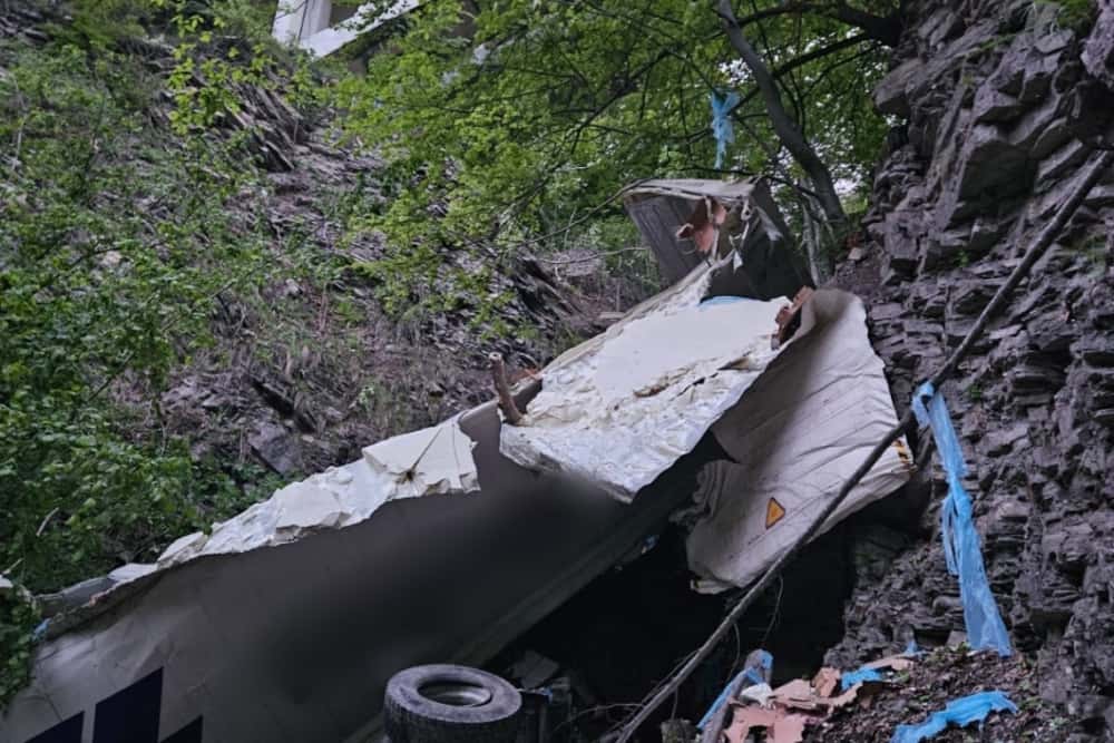 Un autotren a căzut într-o râpă, la Sinaia. Șoferul a scăpat cu viață! 