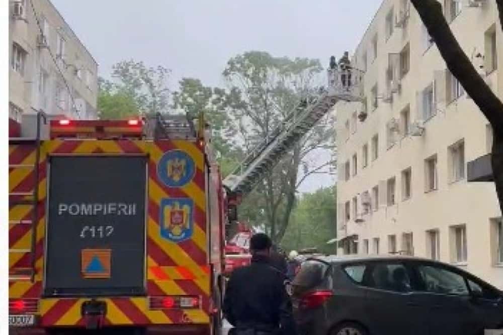 Zeci de persoane evacuate dintr-un bloc din cartierul ploieștean Mihai Bravu, din cauza unui incendiu