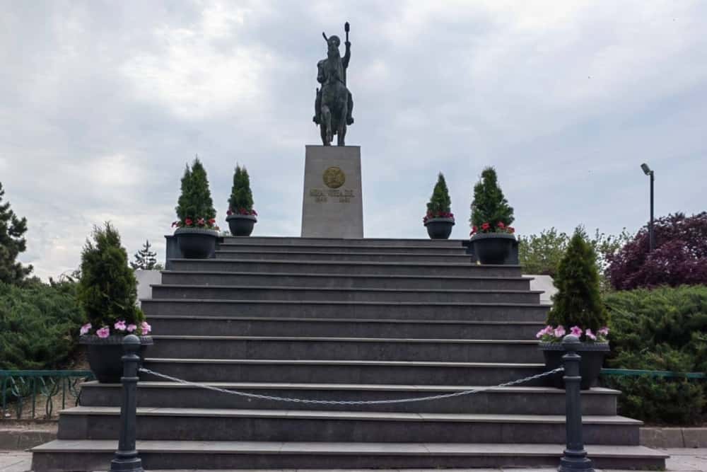 Ce ”soluție” a găsit Primăria Ploiești pentru a opri vandalizarea statuii lui Mihai Viteazul. Reacțiile ploieștenilor