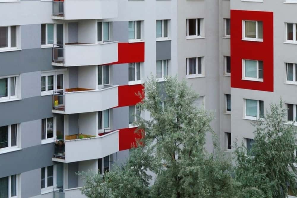 O fostă jurnalistă de televiziune a căzut de la etajul 5, în București, împreună cu fiica sa de 7 ani