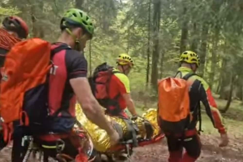 Turist polonez, recuperat de salvamontiștii prahoveni după ce a căzut în gol pe un versant din Bucegi