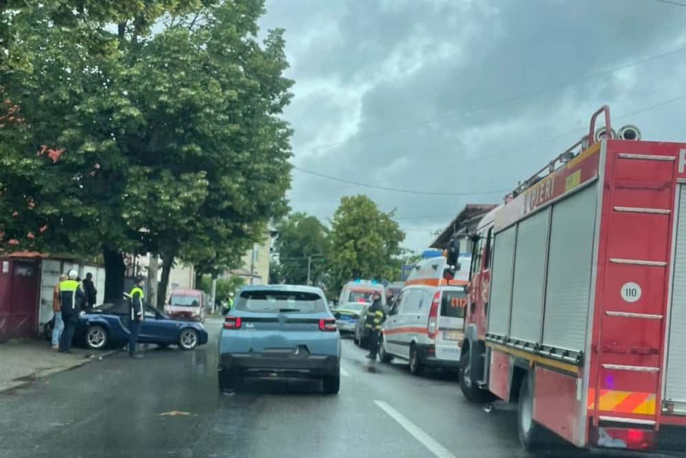 Accident pe strada Gheorghe Doja din Ploiești. Un șofer a ajuns la spital