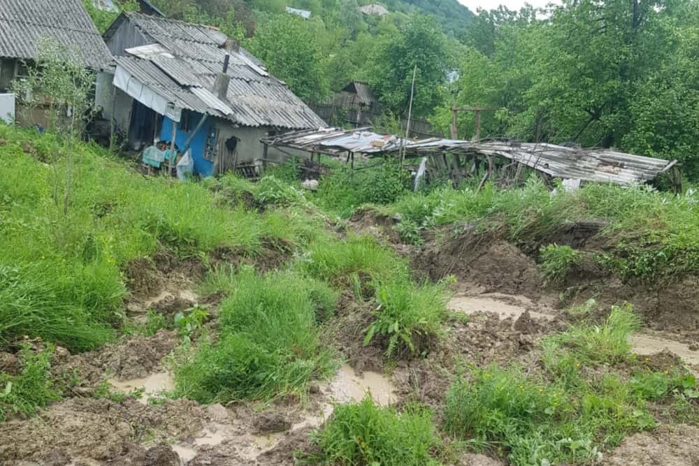 Alunecare de teren în satul Trenu din comuna Chiojdeanca. Doi bătrâni au plecat la rude, după ce locuința le-a fost afectată