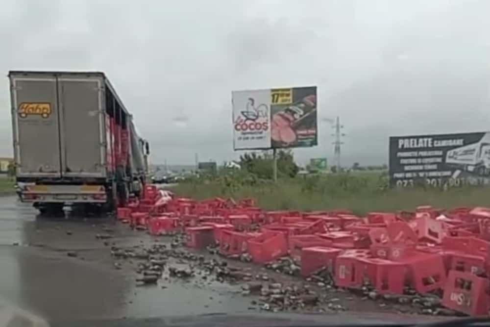 Zeci de lăzi cu bere au căzut dintr-un TIR, în zona Carrefour Ploiești