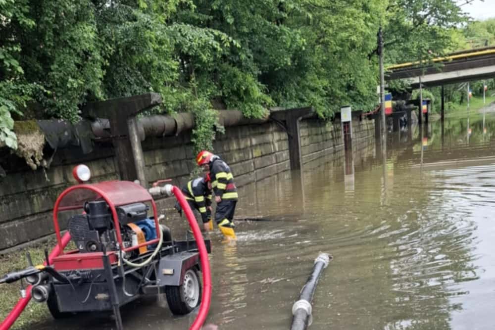 Inundații în Plopeni și Slănic. Pompierii au intervenit pentru evacuarea apei