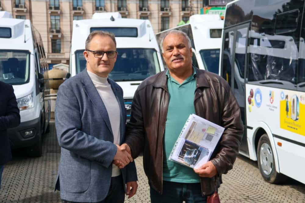 Alte nouă microbuze electrice au ajuns la elevii din Prahova, în cadrul proiectului ”Școli Accesibile cu Hibrid – ȘAH”