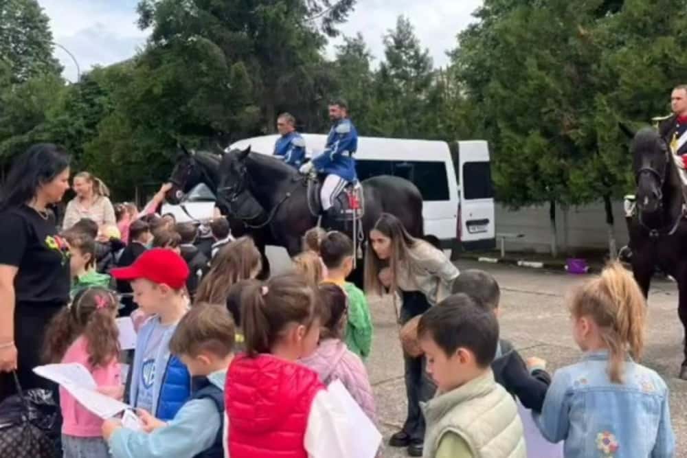 Copiii au invadat curtea Jandarmeriei Prahova! ”Intervenție” specială și la Gruparea Mobilă