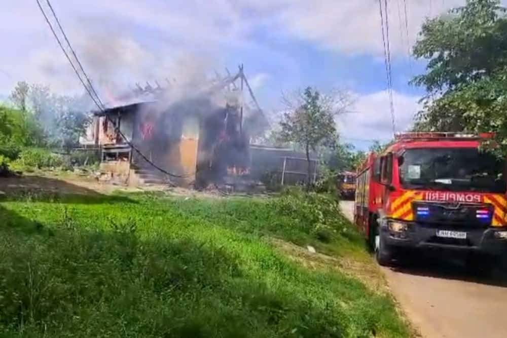 O casă din Drajna a fost mistuită de flăcări, vineri după-amiază. Pompierii au reușit să împiedice extinderea flăcărilor