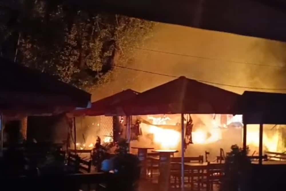 O terasă-restaurant din Parcul Bucov a fost cuprinsă de flăcări, noaptea trecută