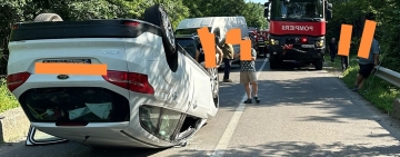 Accident rutier între Plopeni și Găgeni. Un autoturism s-a răsturnat