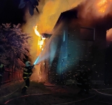 Casă în flăcări în comuna Ariceștii Rahtivani. Pompierii au reușit să împiedice propagarea incendiului la vecini