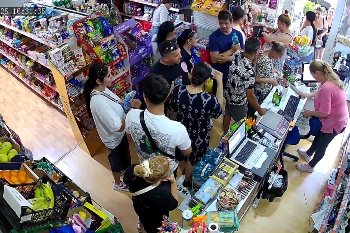 Magazin din centrul Ploieștiului, prădat de zeci de persoane, săptămâna trecută. Polițiștii încă îi caută pe suspecți, deși există filmări cu incidentul!