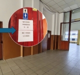 Aștepți vreun tren în Gara Ploiești Sud și te trec unele ”nevoi”? Ai grijă, WC-ul e cu program redus!