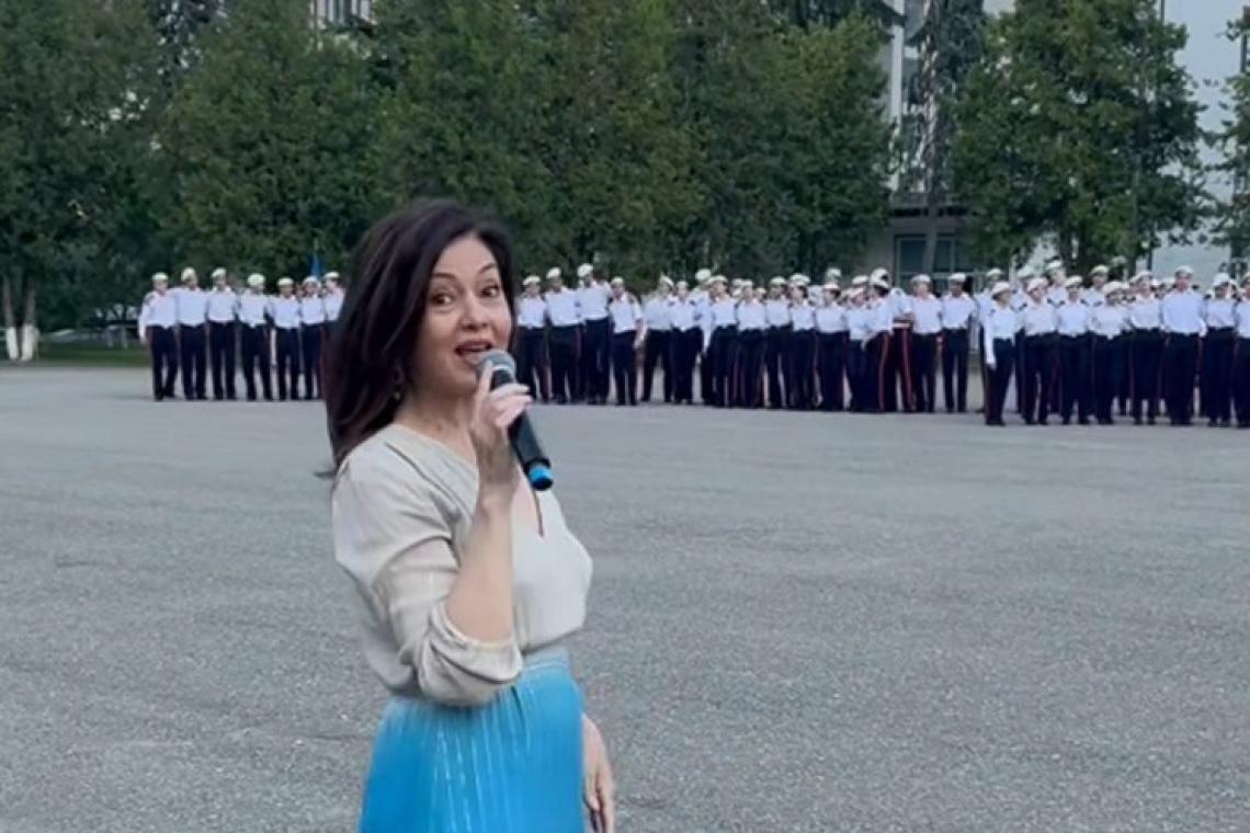 Oana Sârbu, actrița din LICEENII, le-a cântat elevilor Colegiului Militar din Breaza superba melodie ”Ani de liceu”