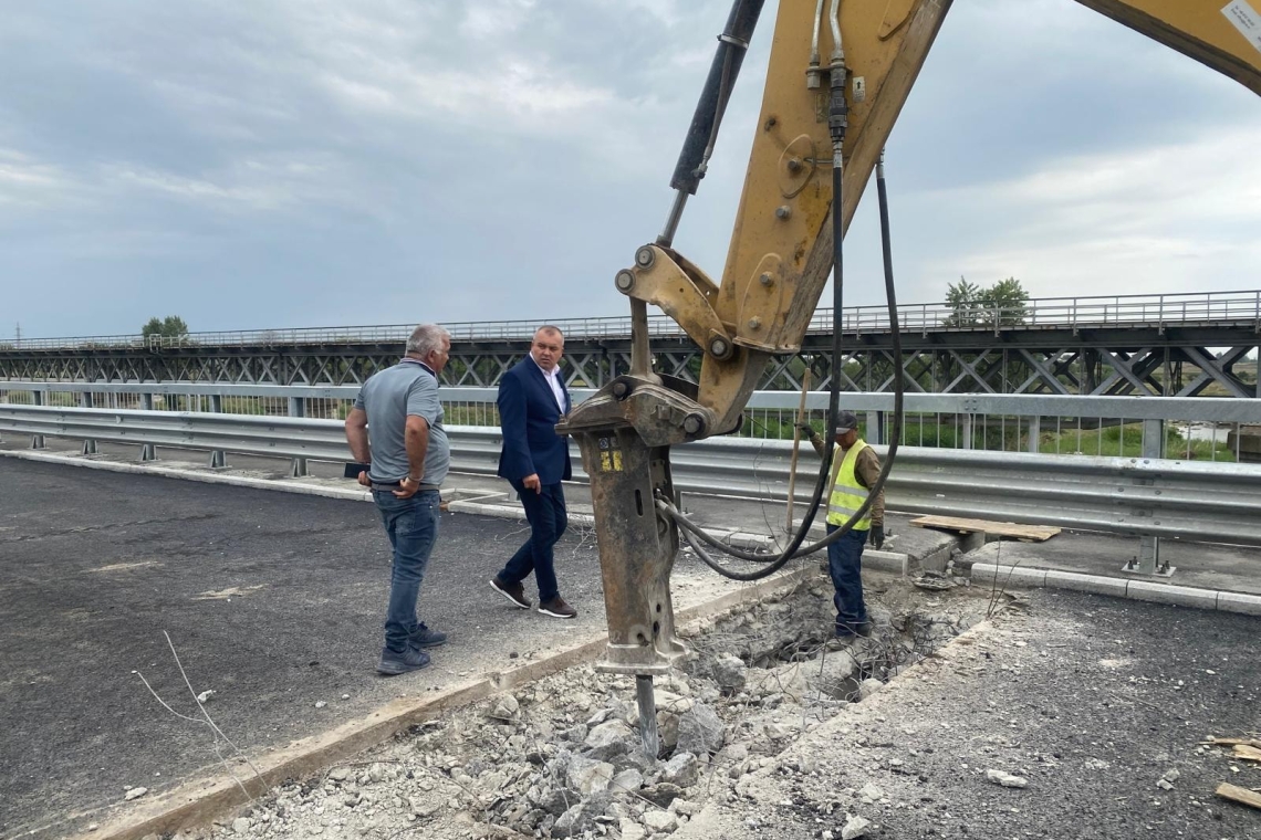 Subprefectul Mircea Tănase cere explicații de la CNAIR pentru întârzierea finalizării lucrărilor pe podul de la Blejoi