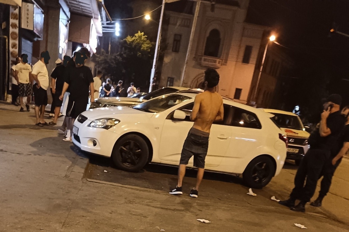 Un tânăr beat care a spart oglinda unui autoturism, în fața Judecătoriei Ploiești, a fost amendat și dus la Psihiatrie. Și un agent de pază este cercetat, pentru purtare abuzivă