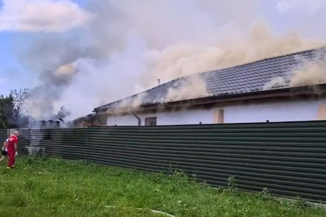 Incendiu într-o gospodărie din comuna Măgurele. O casă și o anexă, cuprinse de flăcări