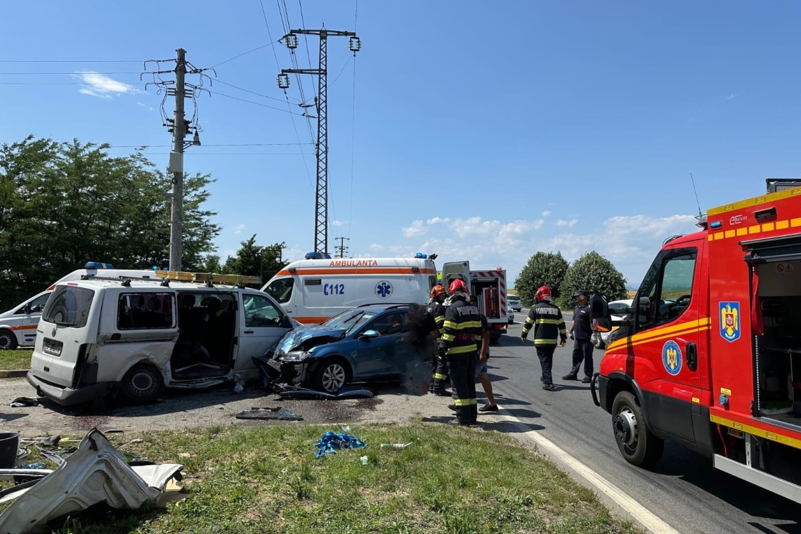 Un autovehicul care transporta muncitori a fost implicat într-un accident, pe DN1, în zona Lido Gârbea