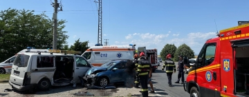 Un autovehicul care transporta muncitori a fost implicat într-un accident, pe DN1, în zona Lido Gârbea