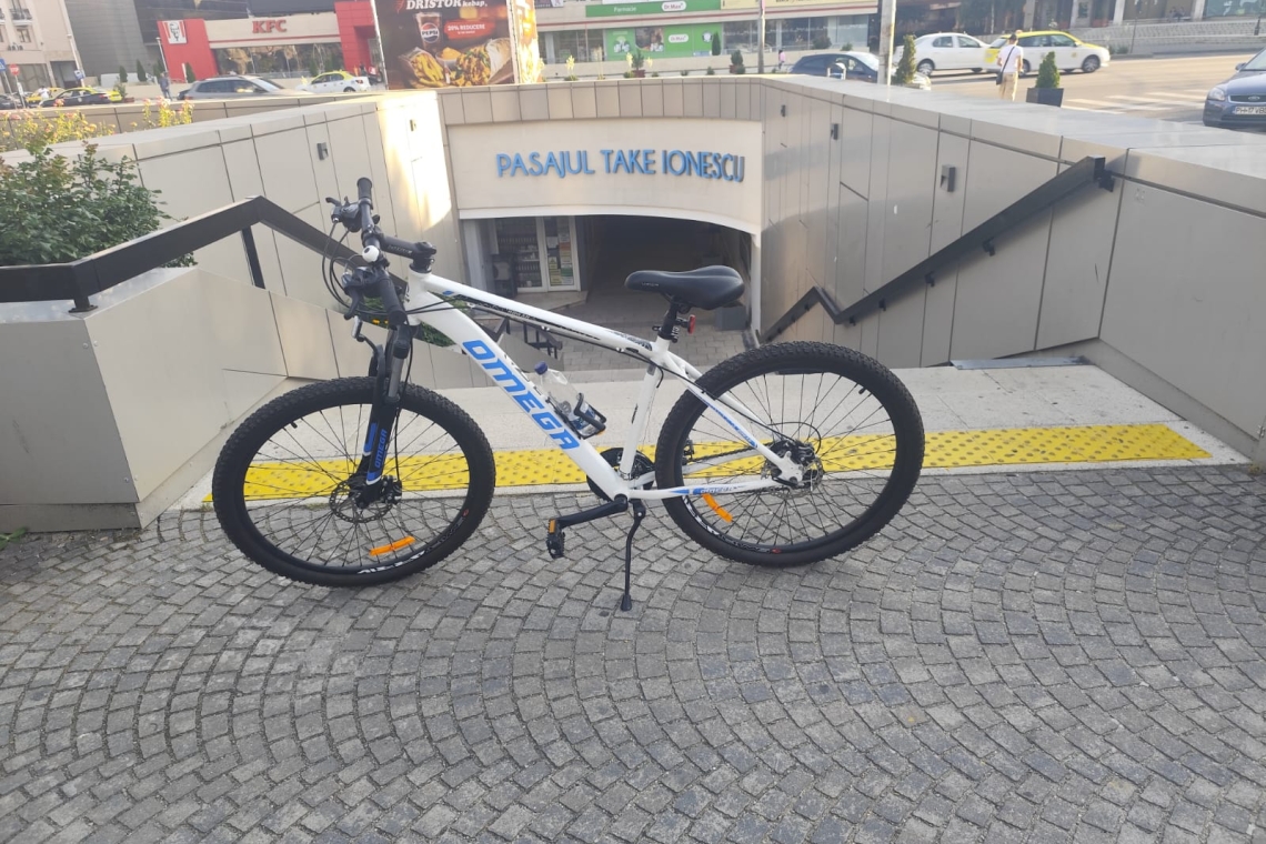 Teribilismul l-a costat! Un adolescent care cobora cu bicicleta în pasajul de la Omnia a fost amendat de polițiștii locali