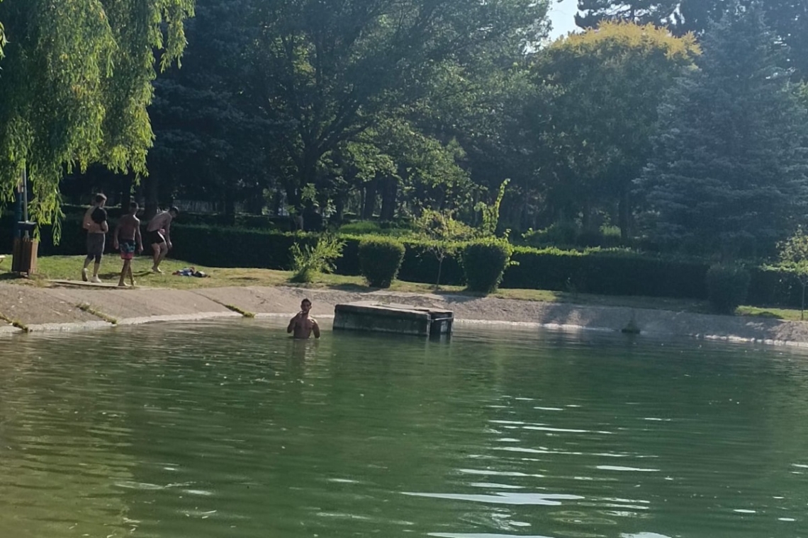 Scăldatul costă scump! Ce amenzi au primit tinerii care au fost prinși la scăldat în lacul de la Sala Sporturilor