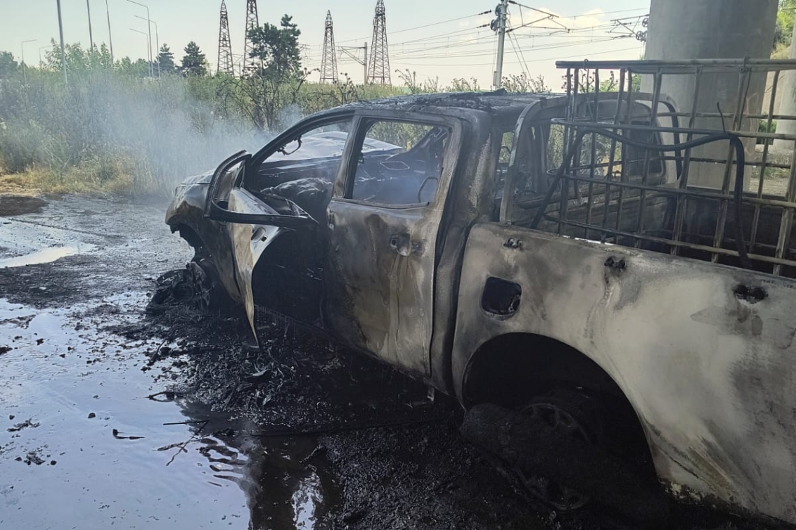 Autoturismul care a luat foc lângă Centura de Vest asigura motorina pentru utilajele agricole. Carburantul s-ar fi scurs pe toba de eșapament încinsă și a produs incendiul!