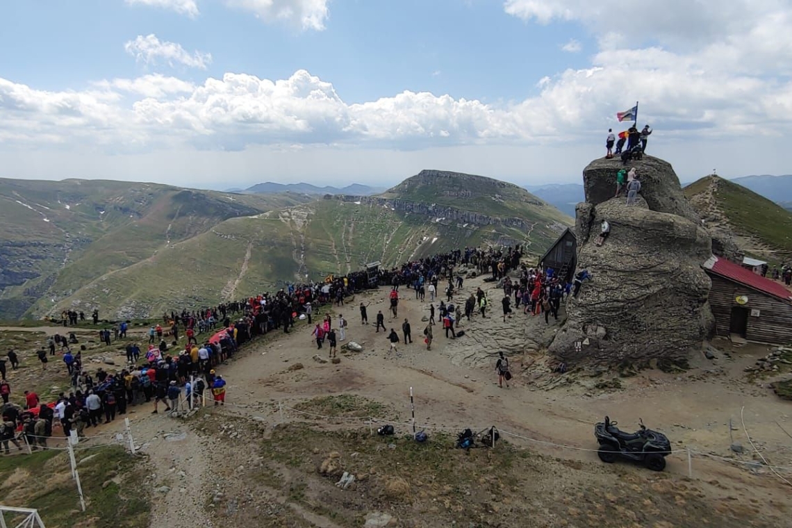 ZIUA DRAPELULUI, sărbătorită la Vârful Omu! Sute de români au participat la evenimentul organizat de Echipa Invictus România