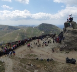 ZIUA DRAPELULUI, sărbătorită la Vârful Omu! Sute de români au participat la evenimentul organizat de Echipa Invictus România