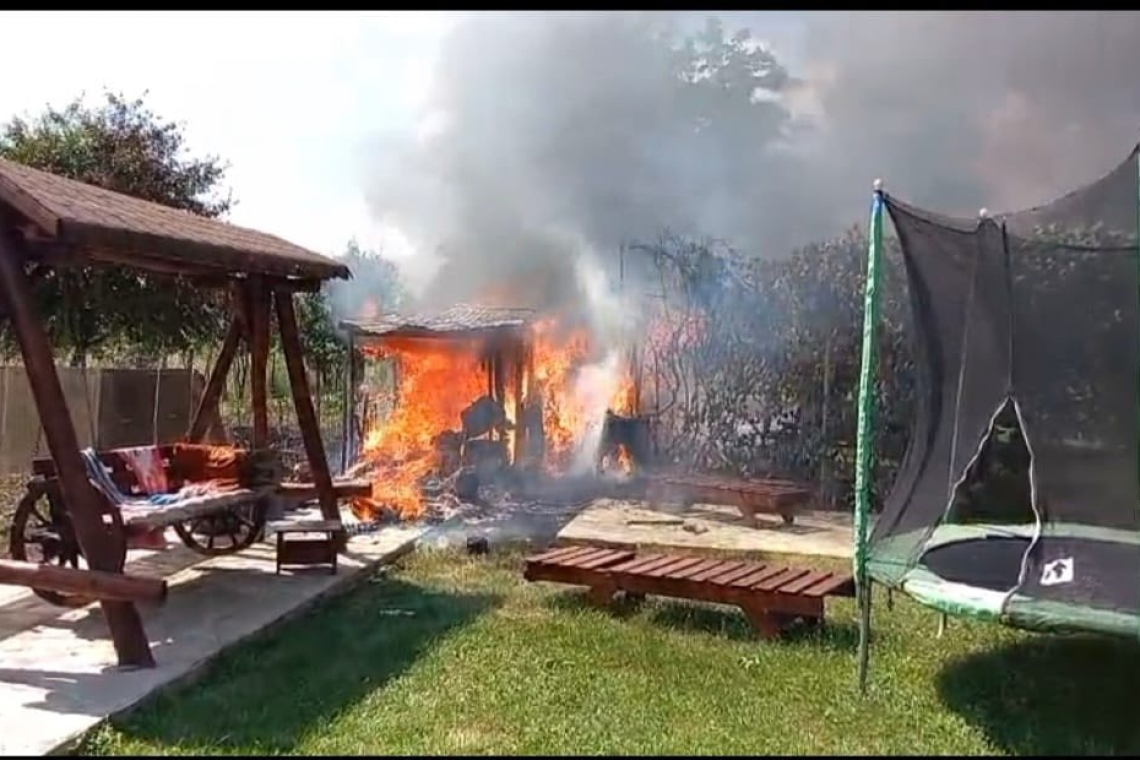 Un pompier aflat în timpul liber a reușit să limiteze un incendiu izbucnit în curtea vecinilor săi din Drajna de Jos