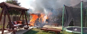 Un pompier aflat în timpul liber a reușit să limiteze un incendiu izbucnit în curtea vecinilor săi din Drajna de Jos
