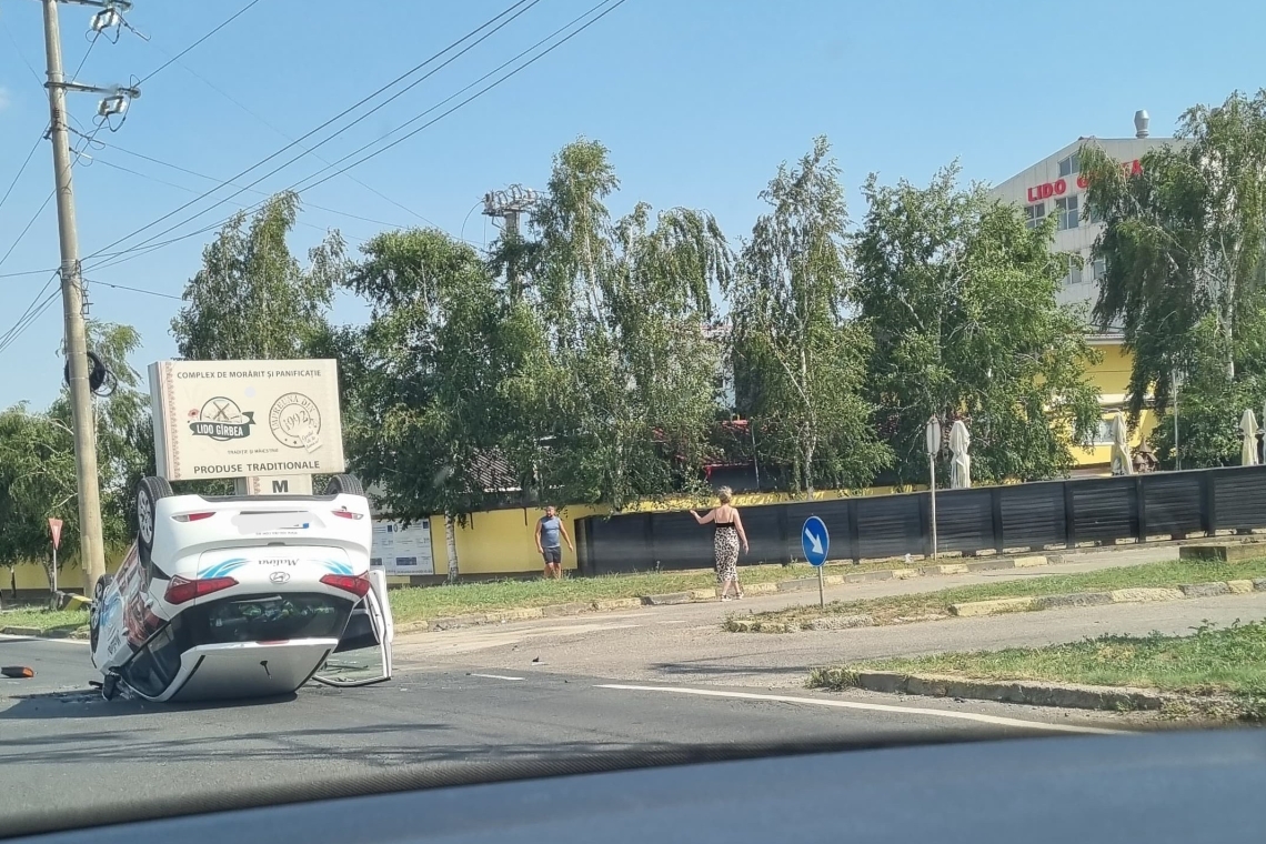 Autoturism răsturnat în zona Lido Gârbea