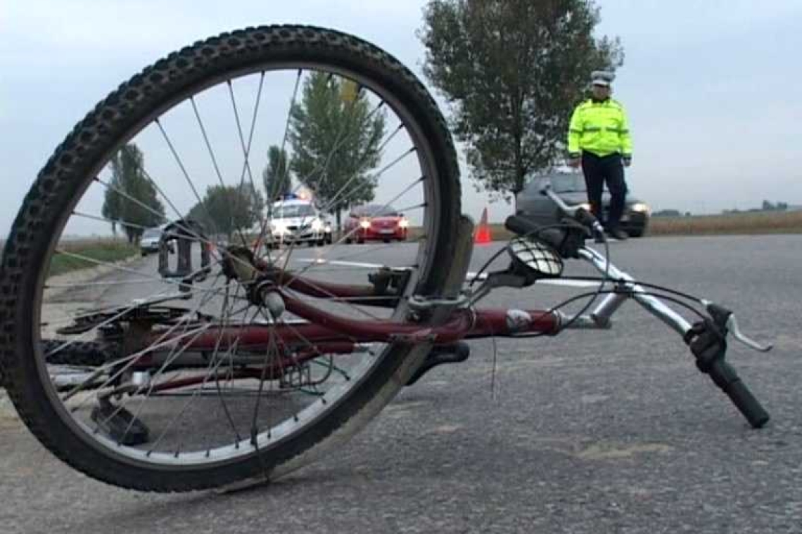 Biciclistă lovită de un autoturism, pe un drum județean din Gura Vitioarei