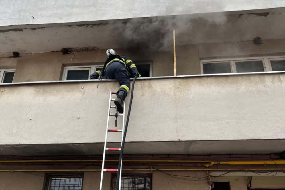 Incendiu într-un apartament din Băicoi. Mai multe persoane au fost evacuate din cauza fumului
