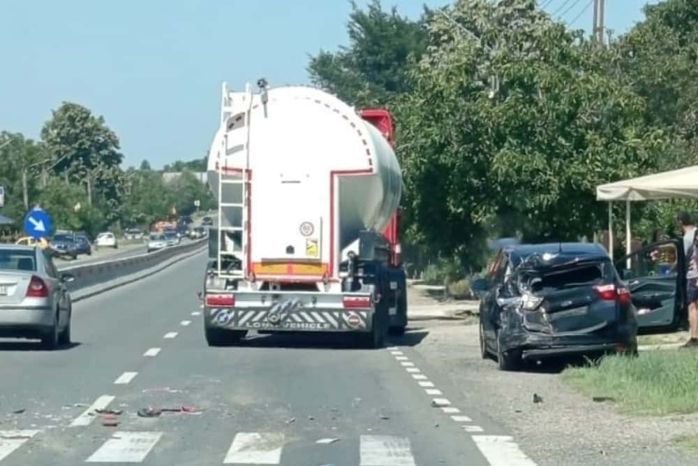 Coliziune între un ansamblu de vehicule și un autoturism, pe DN1B, în Valea Călugărească. O femeie a ajuns la spital