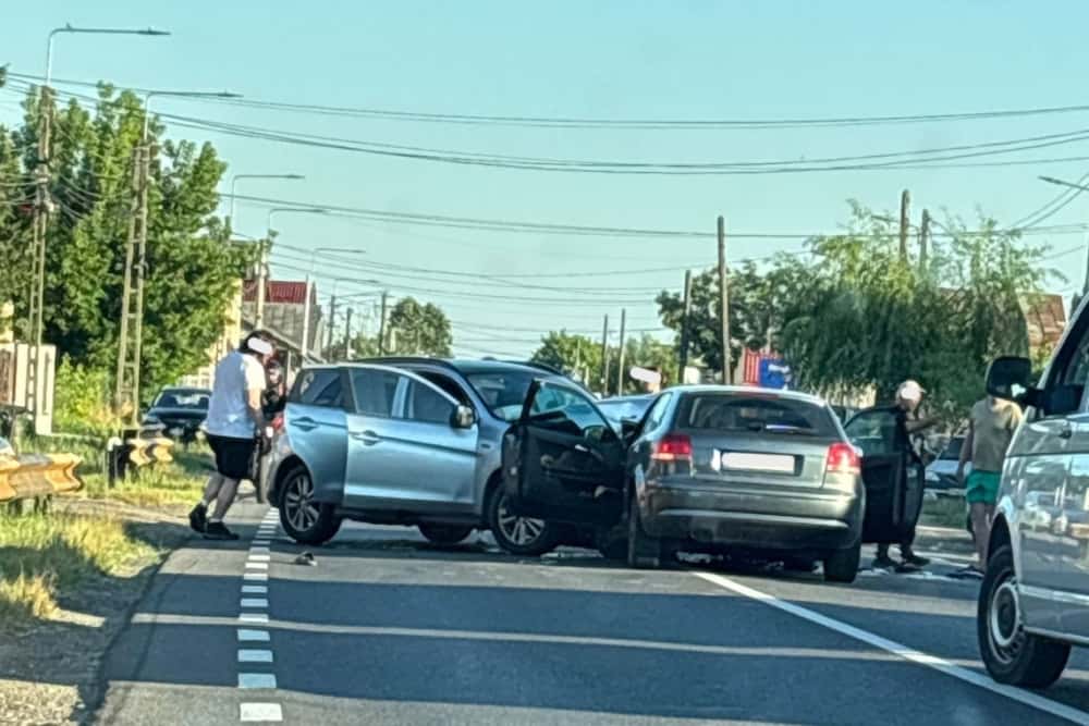 Trei autoturisme, implicate într-un accident, pe DN1A, în Lipănești. Trafic blocat