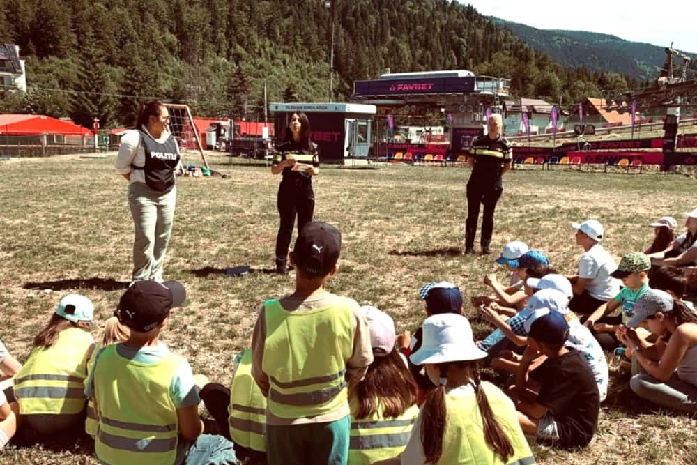 Polițiștii prahoveni au ajuns în tabără, la Azuga. Nu la relaxare, ci pentru siguranța copiilor