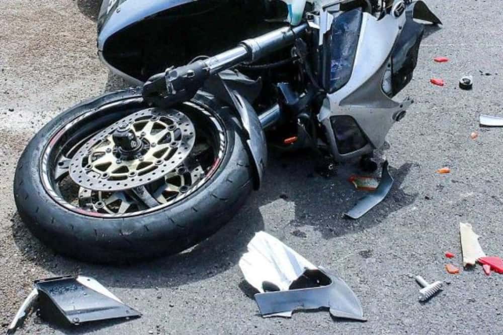 Un tânăr de 18 ani a intrat cu motocicleta într-un autoturism, pe DN1A, în Vălenii de Munte