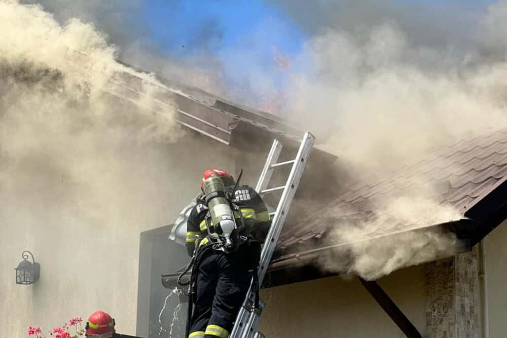 O casă și o magazie din Băicoi, cuprinse de flăcări