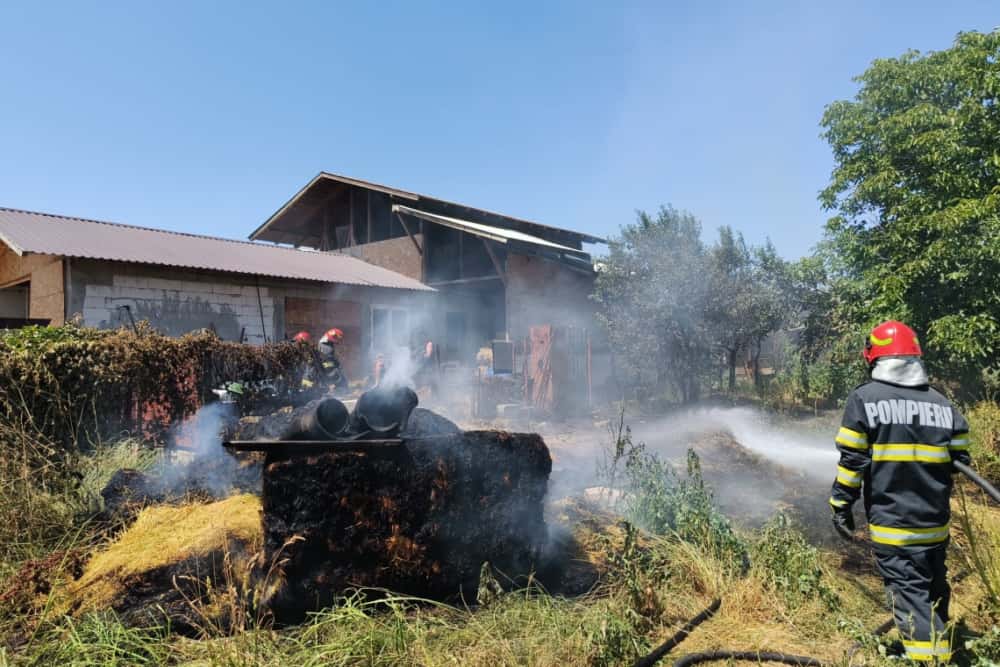 Baloți cuprinși de flăcări, în satul Arva din Valea Călugărească