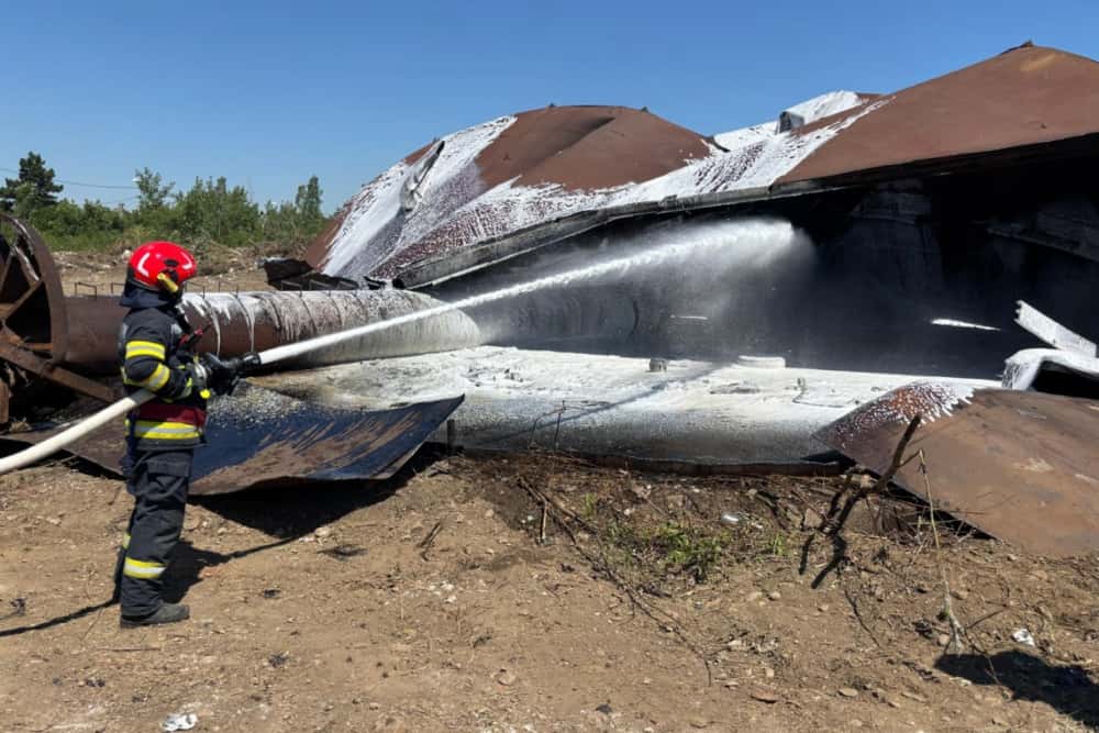 Un rezervor dezafectat din incinta fostei rafinării Astra a luat foc