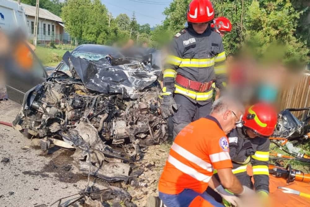 UPDATE/ Un autoturism s-a transformat într-o grămadă de fiare, după coliziunea cu o autobasculantă, pe raza comunei Posești