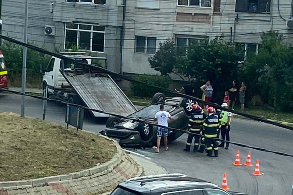 Un autoturism s-a răsturnat pe DN1, în comuna Bărcănești. Șoferul era băut