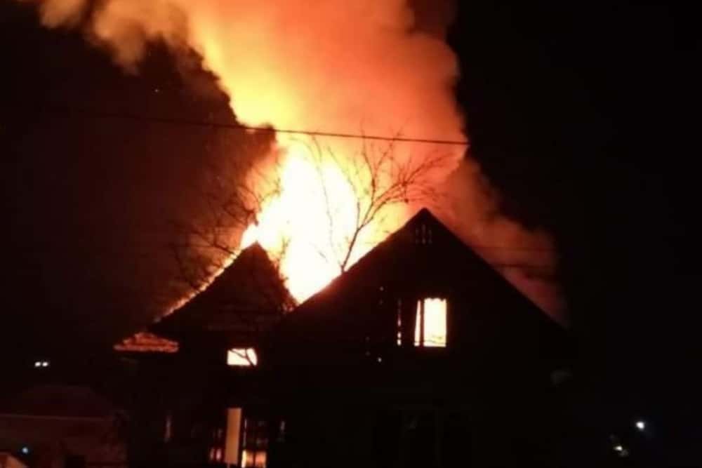 Un incendiu de proporții a cuprins o gospodărie din comuna Călugăreni. Se ia în calcul varianta ca focul să fi fost pus intenționat! 