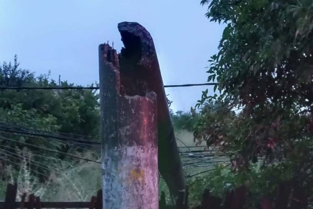 11 stâlpi de electricitate s-au rupt în urma furtunii care a lovit Prahova seara trecută. Peste 18.000 de consumatori încă nu au curent